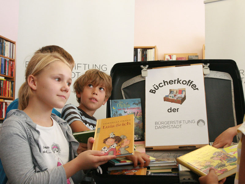 Schüler erkunden den Bücherkoffer der Bürgerstiftung Darmstadt; Foto: Bürgerstiftung